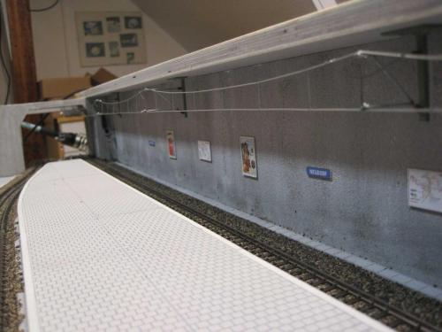 Vorbildgerechte Montage einer Oberleitung im Tiefbahnhof mit Deckenauslegern.